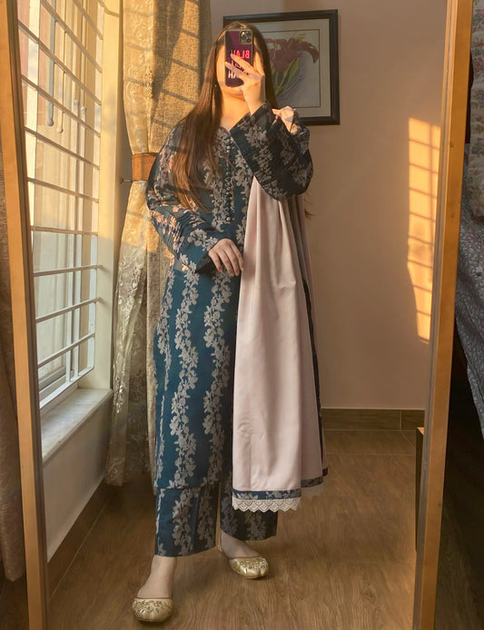 3 Piece - Khaddar Printed Greyish Floral Dress
